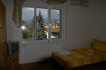 Фото номера Четырехместный номер с балконом Гостевой дом Karadzhovy Guest House г. Калофер 7