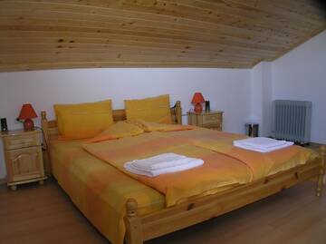 Фото номера Четырехместный номер с балконом Гостевой дом Karadzhovy Guest House г. Калофер 6