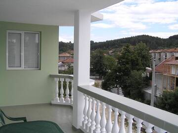 Фото номера Четырехместный номер с балконом Гостевой дом Karadzhovy Guest House г. Калофер 5