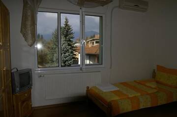 Фото номера Четырехместный номер с балконом Гостевой дом Karadzhovy Guest House г. Калофер 17