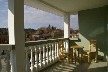 Фото номера Четырехместный номер с балконом Гостевой дом Karadzhovy Guest House г. Калофер 12