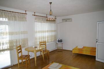 Фото номера Четырехместный номер с балконом Гостевой дом Karadzhovy Guest House г. Калофер 3