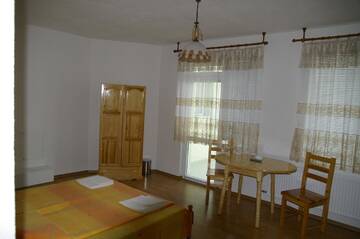 Фото номера Четырехместный номер с балконом Гостевой дом Karadzhovy Guest House г. Калофер 2