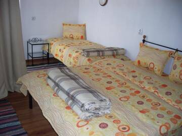 Фото номера Трехместный номер Гостевой дом Tsutsovi House г. Калофер 3
