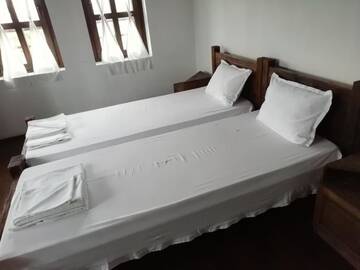 Фото номера Двухместный номер с 1 кроватью или 2 отдельными кроватями Отель Family Hotel Kalifer г. Калофер 8